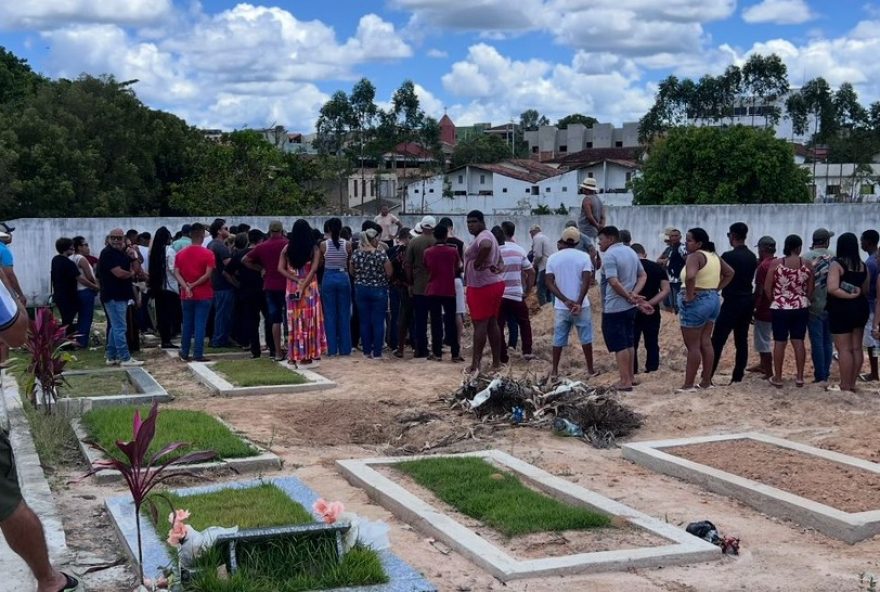 familias-se-despedem-de-mulheres-e-criancas-vitimas-de-acidente-na-bahia3A-comovente-enterro-apos-tragedia-com-11-mortos familias-se-despedem-de-mulheres-e-criancas-vitimas-de-acidente-na-bahia3A-comovente-enterro-apos-tragedia-com-11-mortos