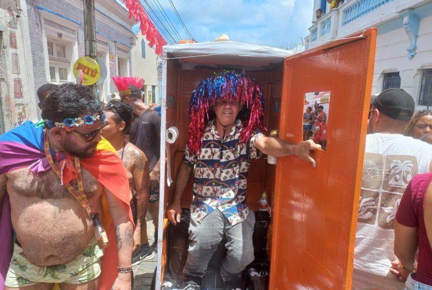 fantasia-de-banheiro-quimico-vira-protesto-no-carnaval-de-olinda3A-folioes-reclamam-das-condicoes fantasia-de-banheiro-quimico-vira-protesto-no-carnaval-de-olinda3A-folioes-reclamam-das-condicoes