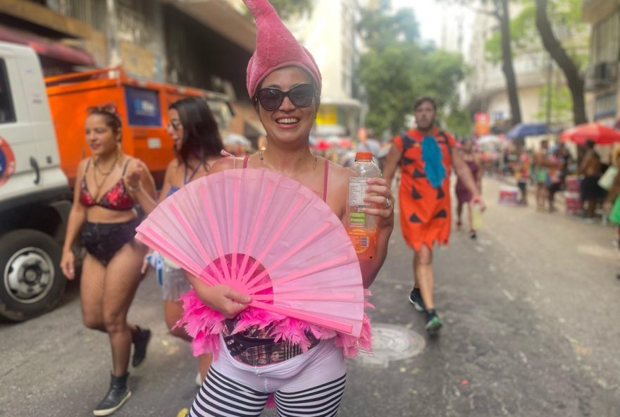 fantasias-inusitadas-e-humor-marcam-o-carnaval-de-rua-no-rio-de-janeiro