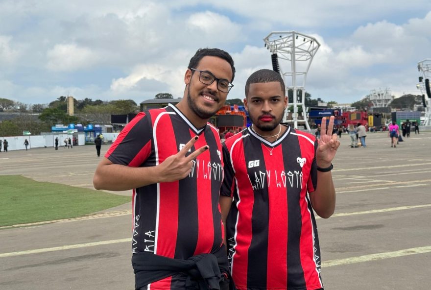 fas-de-gloria-groove-homenageiam-cantora-com-camisas-de-time-no-the-town-2025