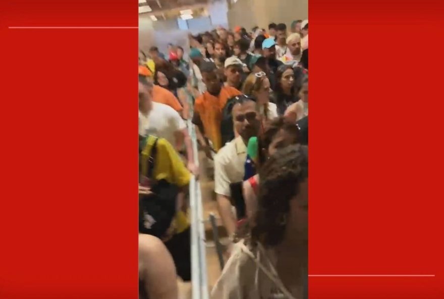 fas-de-katy-perry-enfrentam-confusao-e-agressoes-na-entrada-do-show-em-brasilia3A-relatos-e-videos-mostram-caos-no-evento