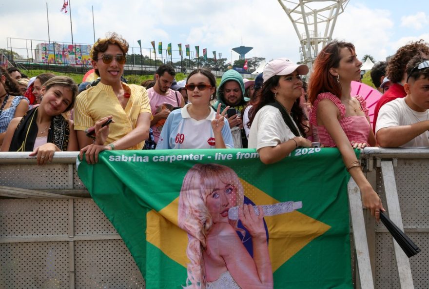 fas-de-sabrina-carpenter-aguardam-show-imperdivel-no-lollapalooza fas-de-sabrina-carpenter-aguardam-show-imperdivel-no-lollapalooza