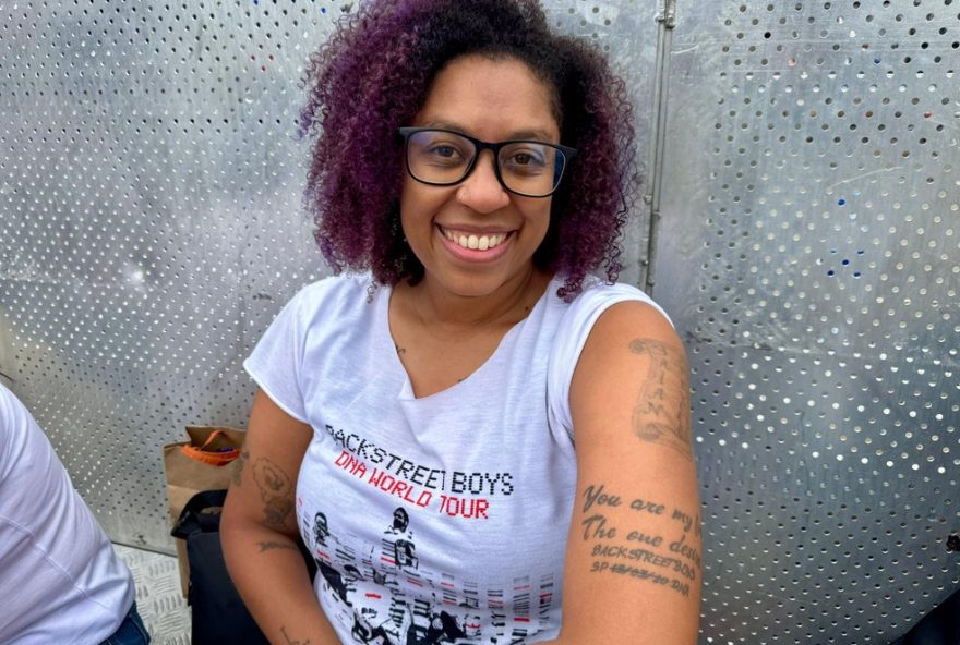 fas-dos-backstreet-boys-exibem-tatuagens-em-festival3A-a-devocao-vai-alem-da-musica