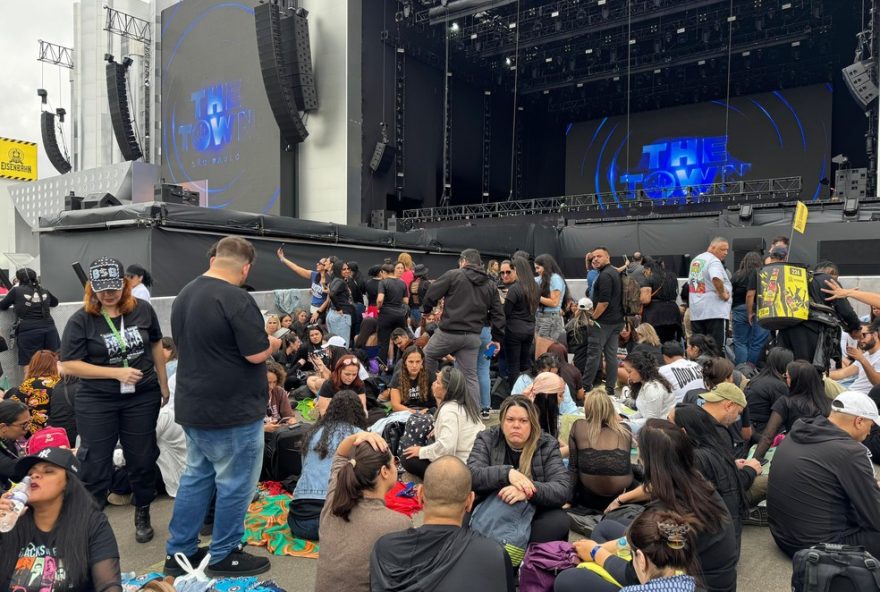 fas-dos-backstreet-boys-se-emocionam-antes-do-show-no-the-town-2025