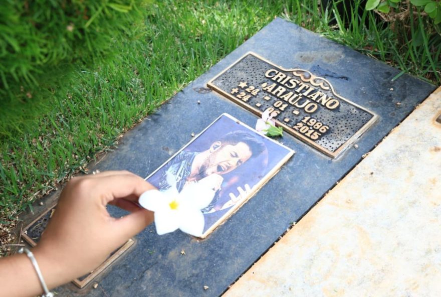 fas-emocionados-viajam-30-horas-para-homenagear-cantor-em-goiania