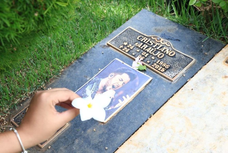 fas-viajam-por-30h-para-homenagear-cristiano-araujo-em-goiania3A-faco-isso-ha-10-anos-no-tumulo-do-cantor fas-viajam-por-30h-para-homenagear-cristiano-araujo-em-goiania3A-faco-isso-ha-10-anos-no-tumulo-do-cantor
