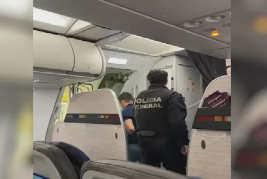 O mandado de prisão foi cumprido dentro de um avião comercial que estava prestes a levantar voo no Aeroporto Internacional Santa Genoveva. (Foto: Reprodução/TV Anhanguera)