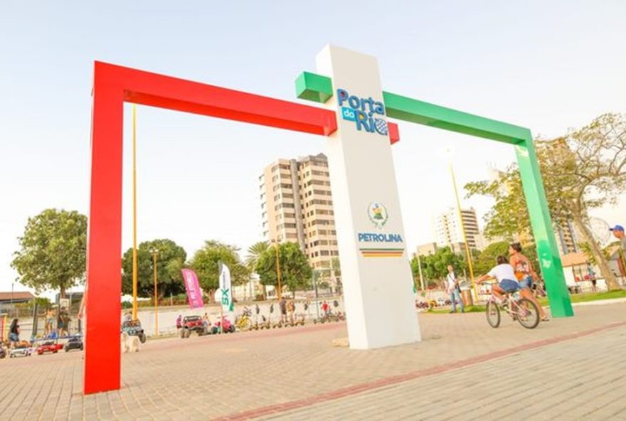 feira-da-mulher3A-empreendendo-com-elas-na-porta-do-rio-em-petrolina