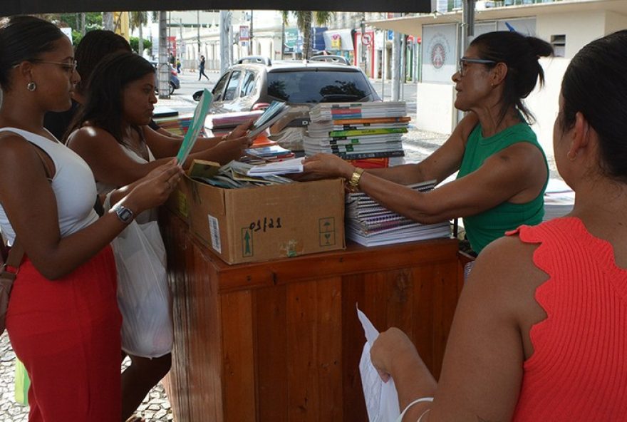 feira-de-livros-usados-em-feira-de-santana3A-descontos-de-ate-7025-no-estacionamento-da-prefeitura