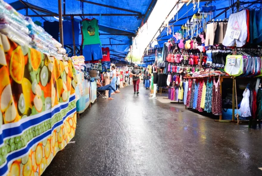 Feira Hippie em Goiânia, em um dia chuvoso. (Reprodução/Divulgação/Prefeitura de Goiânia)