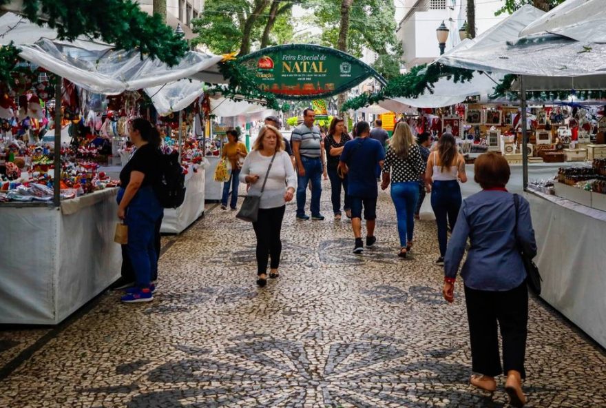 feiras-de-natal-de-curitiba3A-gastronomia-e-artesanato-na-praca-osorio-e-santos-andrade