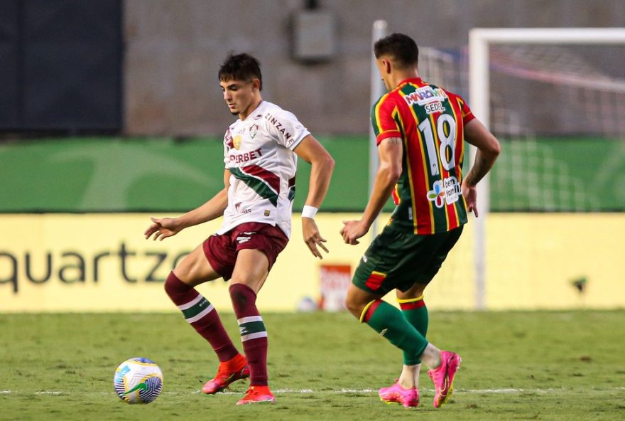 felipe-andrade-segue-rumo-ao-houston-dynamo2C-mas-fluminense-destaca-sua-importancia-na-defesa-durante-classico-no-cariocao.-novos-talentos-sao-esperados-para-reforcar-o-time-tricolor-em-2025