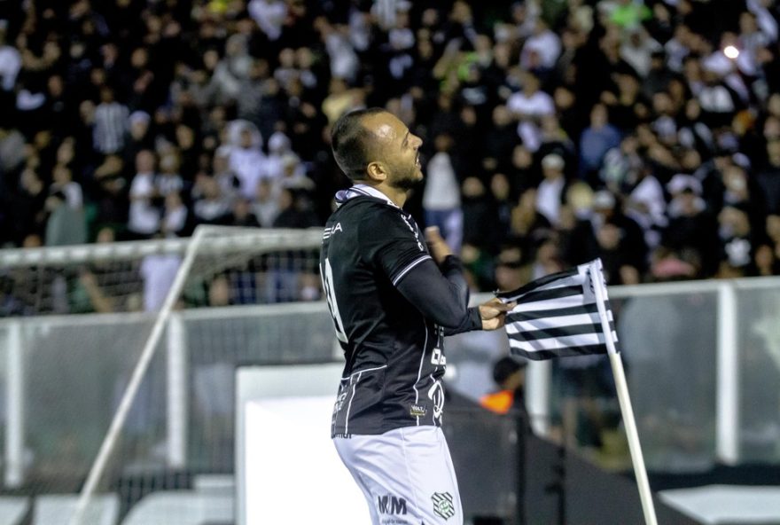 felipe-augusto-emociona-com-gol-da-permanencia-do-figueirense