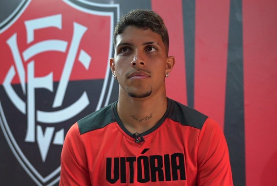 felipe-cardoso3A-superando-a-tragedia-do-ninho2C-brilha-na-serie-a-com-o-vitoria