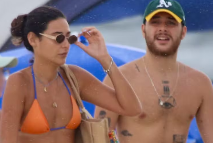 felipe-poeta2C-dj-em-ascensao-e-filho-de-patricia-poeta2C-e-flagrado-na-praia-do-rio-em-momento-descontraido-ao-lado-de-uma-misteriosa-companhia felipe-poeta2C-dj-em-ascensao-e-filho-de-patricia-poeta2C-e-flagrado-na-praia-do-rio-em-momento-descontraido-ao-lado-de-uma-misteriosa-companhia