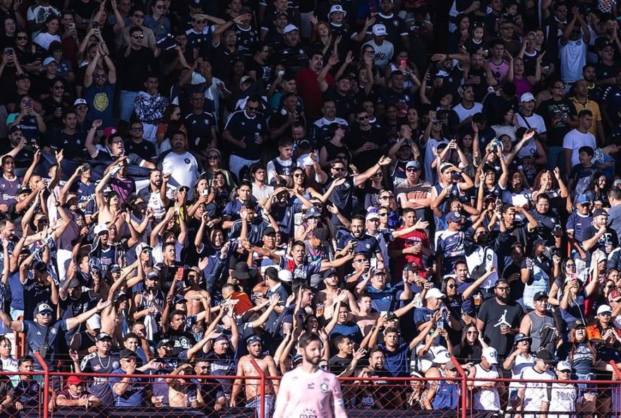 fenomeno-azul3A-mais-de-mil-torcedores-do-remo-apoiam-equipe-na-serie-b
