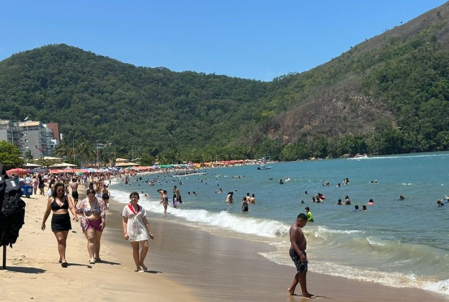 feriado-na-praia-martim-de-sa3A-litoral-norte-de-sp-atrai-turistas-com-ocupacao-hoteleira-de-8025