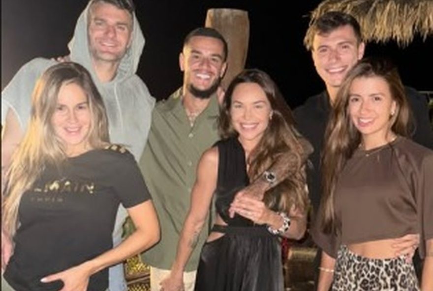 ferias-em-familia-na-sardenha3A-coutinho2C-vegetti-e-piton-do-vasco-curtindo-momentos-de-lazer-e-descontracao-em-hotel-de-luxo
