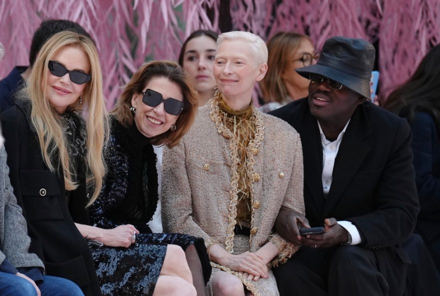 fernanda-torres-brilha-ao-lado-de-estrelas-em-desfile-da-de-em-paris3A-sinergia-entre-moda-e-cinema fernanda-torres-brilha-ao-lado-de-estrelas-em-desfile-da-de-em-paris3A-sinergia-entre-moda-e-cinema