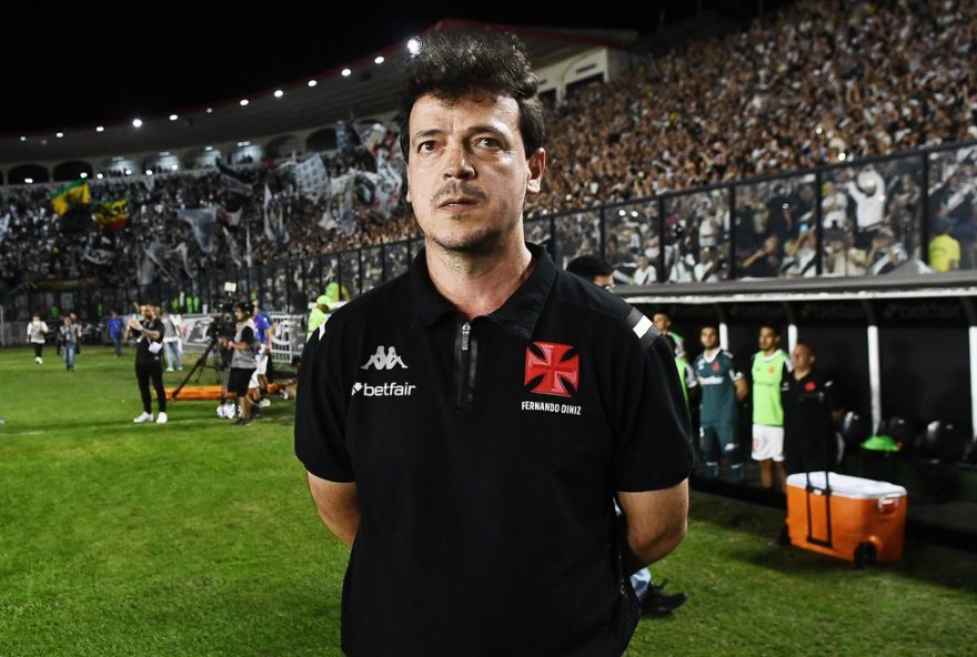 fernando-diniz-brinca-com-saidinha-apos-vitoria-do-vasco-e-destaca-uniao-do-time