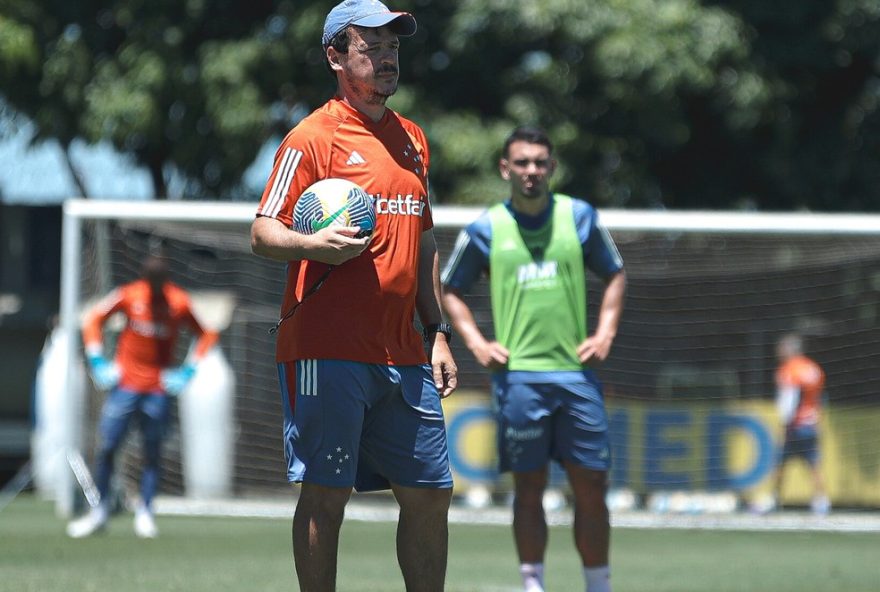 fernando-diniz-comanda-treino-e-tenta-montar-time-do-cruzeiro-antes-de-possivel-saida3A-veja-cenario