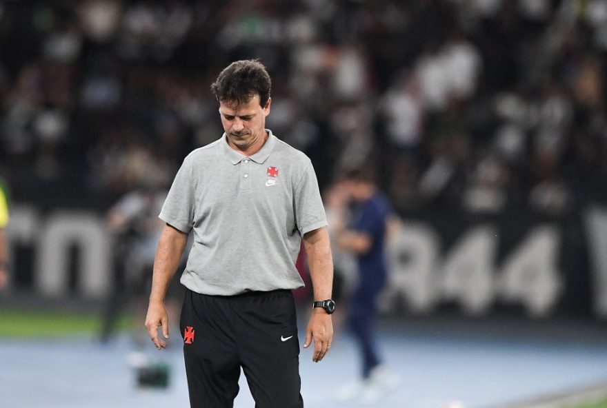 fernando-diniz-e-demitido-do-vasco-apos-derrota-para-o-fluminense3B-bruno-lazaroni-assume-interinamente RJ - RIO DE JANEIRO - 22/02/2026 - CARIOCA 2026, VASCO X FLUMINENSE - Fernando Diniz tecnico do Vasco durante partida contra o Fluminense no estadio Engenhao pelo campeonato Carioca 2026. Foto: Thiago Ribeiro/AGIF