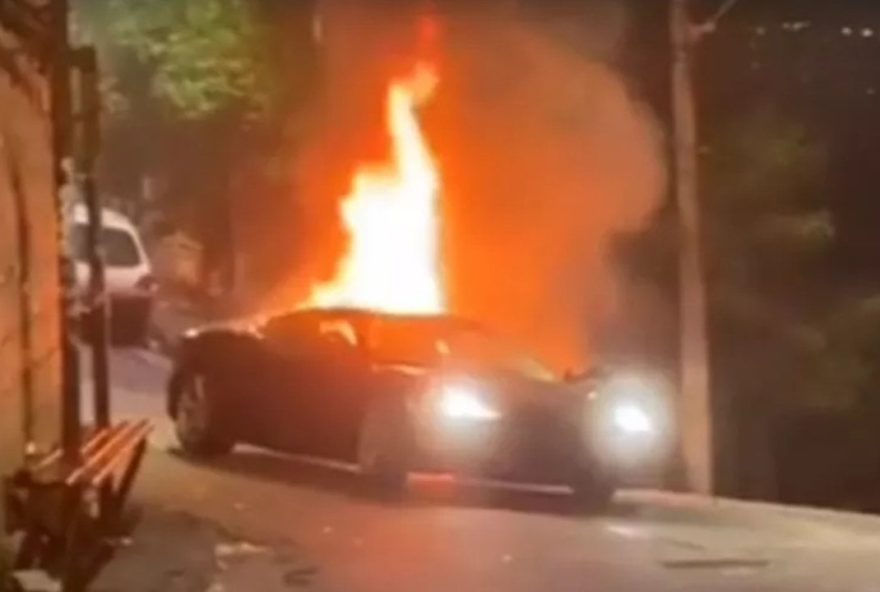 Vídeo: Ferrari pega fogo em favela de Belo Horizonte