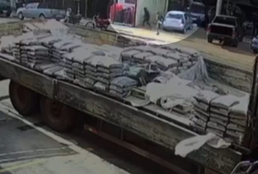 ferro-velho-no-parana3A-homem-e-brutalmente-assassinado-com-20-tiros2C-suspeitos-ainda-nao-identificados ferro-velho-no-parana3A-homem-e-brutalmente-assassinado-com-20-tiros2C-suspeitos-ainda-nao-identificados