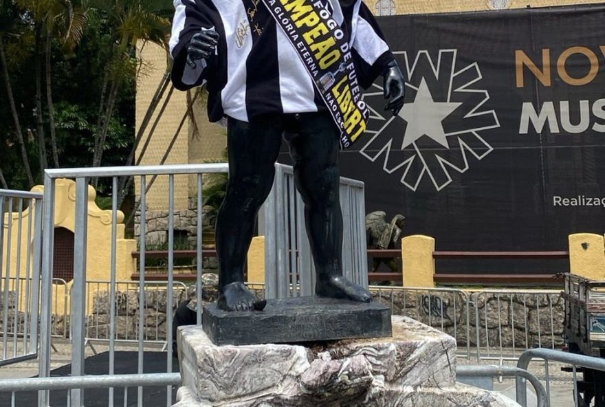 festa-com-campeoes-da-america3A-manequinho-vestido-de-botafogo-em-celebracao-inesquecivel