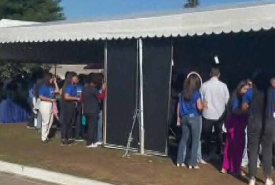 festa-com-musica-alta-gera-criticas-na-porta-do-hospital-estadual-ricardo-cruz-em-nova-iguacu3A-pacientes-e-familiares-incomodados