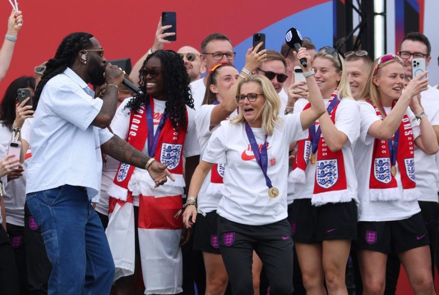 festa-da-euro-feminina3A-tecnica-da-inglaterra-danca-e-canta-com-burna-boy-apos-conquistar-titulo-historico-em-londres