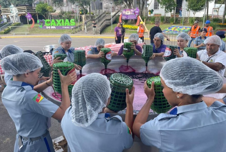 festa-da-uva3A-deliciosa-sobremesa-saguzaco-com-300-litros-de-vinho-tinto festa-da-uva3A-deliciosa-sobremesa-saguzaco-com-300-litros-de-vinho-tinto