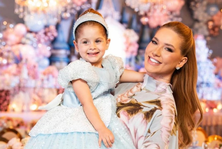 festa-de-3-anos-da-maria-flor-tem-decoracao-de-cinderela-e-iluminacao-luxuosa