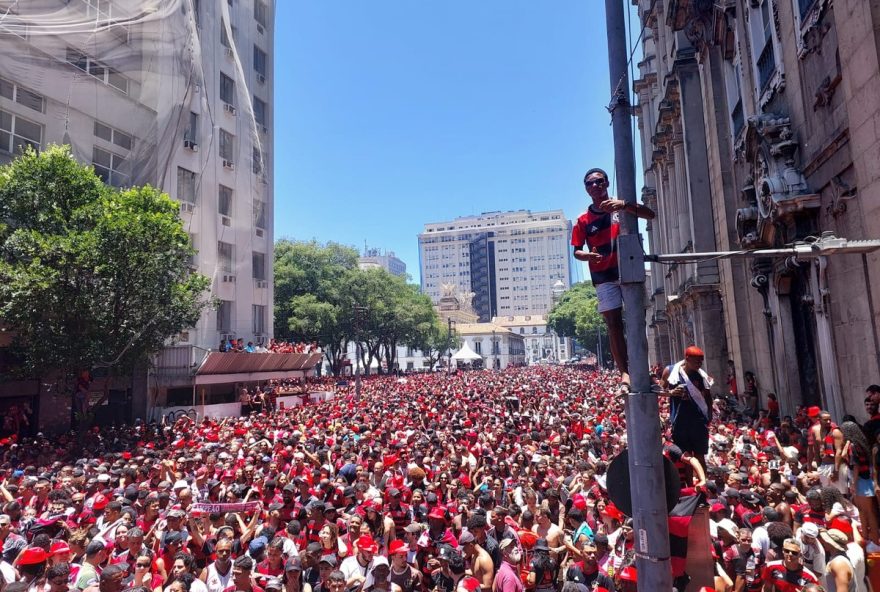festa-do-flamengo-no-centro-do-rio-reforco-policial-e-pontos-de-revista-apos-tetracampeonato-da-libertadores