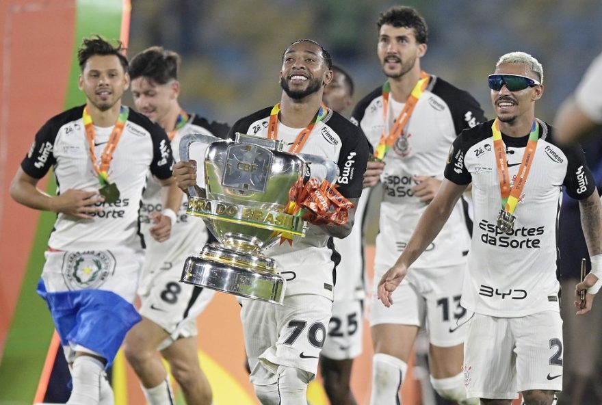 festa-na-arena3A-corinthians-comemora-titulo-da-copa-do-brasil-com-torcida RJ - RIO DE JANEIRO - 21/12/2025 - COPA DO BRASIL 2025, VASCO X CORINTHIANS - jogadores do Corinthians levantam a taca apos a partida contra o Vasco no estadio Maracana pelo campeonato Copa Do Brasil 2025. Foto: Alexandre Loureiro/AGIF