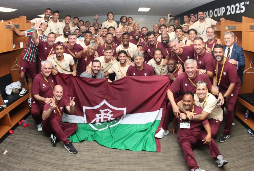 festa-no-vestiario3A-fluminense-comemora-vitoria-com-presidente-e-torcida-apos-avancar-para-semifinal-da-copa-do-mundo-de-clubes-da-fifa
