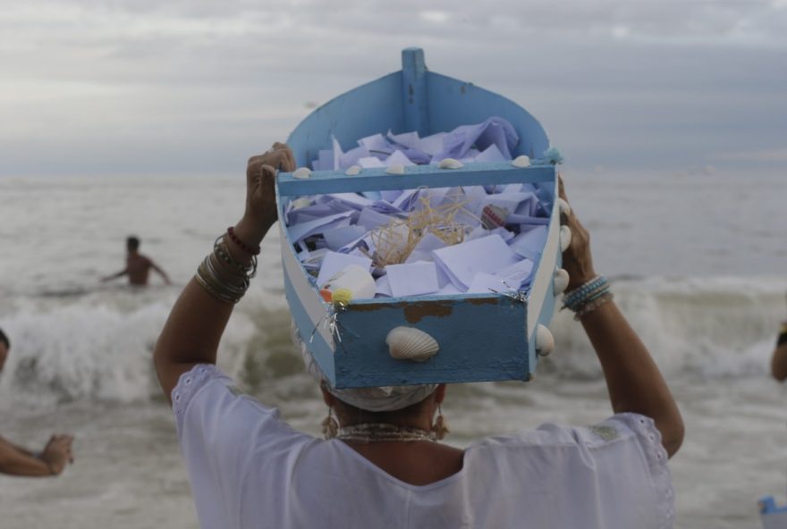 festa-para-iemanja-em-copacabana3A-fe2C-devocao-e-celebracao-na-praia