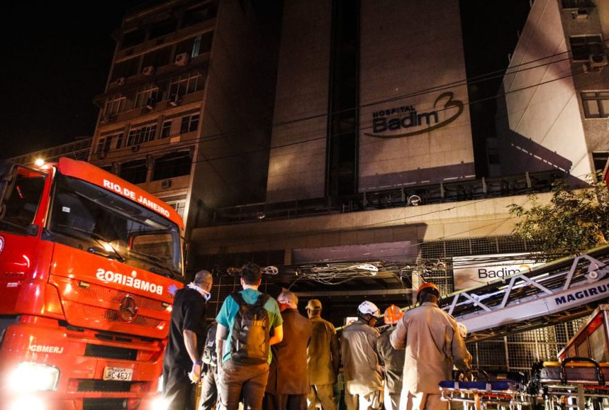 Incêndio atinge prédio do Hospital Badim, no bairro do Maracanã, zona Norte da cidade.