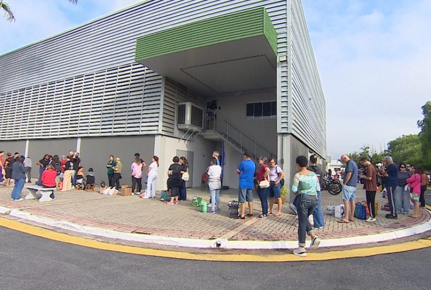 fieis-formam-fila-para-garantir-ingressos-do-auto-de-pascoa-em-sao-jose-dos-campos fieis-formam-fila-para-garantir-ingressos-do-auto-de-pascoa-em-sao-jose-dos-campos