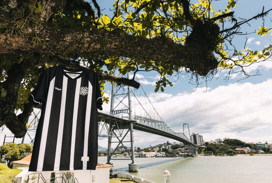 figueirense-revela-novo-uniforme-principal-para-2025-com-detalhes-da-22raiz-alvinegra22-confira