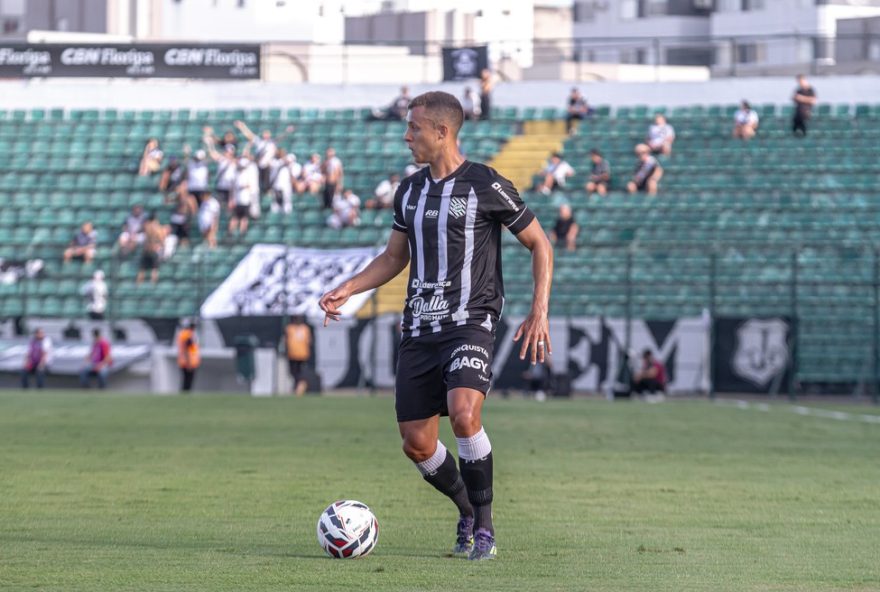 figueirense-revela-samuel-como-titular-e-busca-reforco-para-lateral-esquerda
