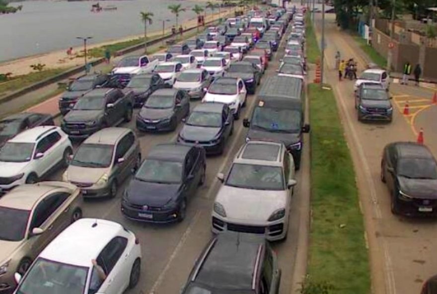 fila-de-espera-na-balsa-de-ilhabela-a-sao-sebastiao-gera-impacto-no-transito-maritimo