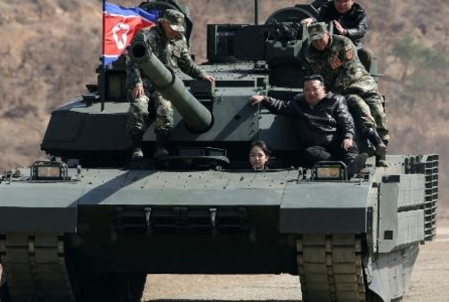 filha-de-kim-jong-un-dirige-tanque-em-treino-na-coreia-do-norte filha-de-kim-jong-un-dirige-tanque-em-treino-na-coreia-do-norte