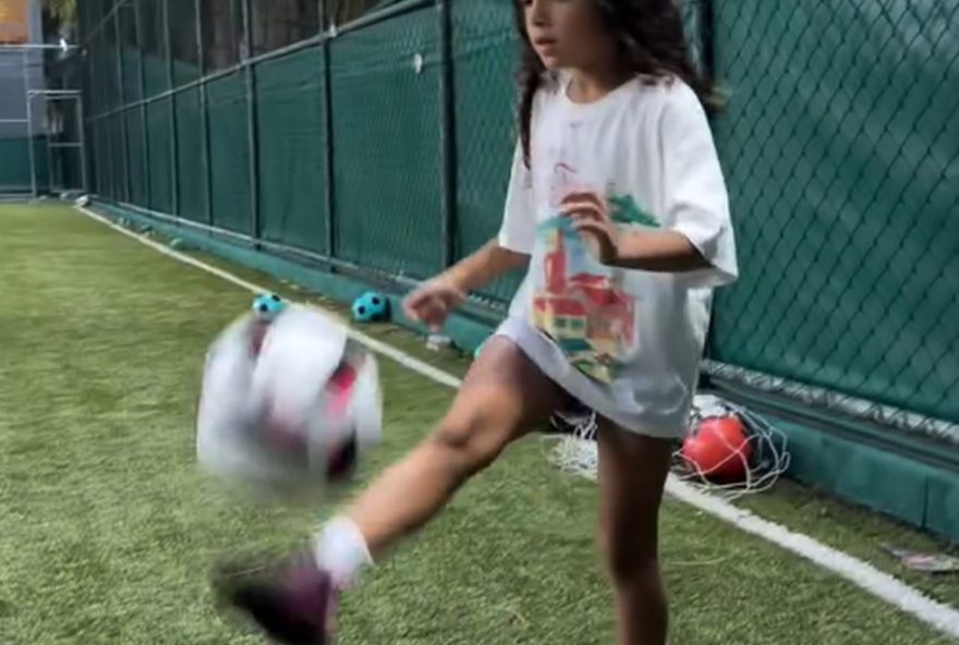 filha-de-philippe-coutinho2C-do-vasco2C-arrasa-nas-embaixadinhas3B-confira-o-video filha-de-philippe-coutinho2C-do-vasco2C-arrasa-nas-embaixadinhas3B-confira-o-video