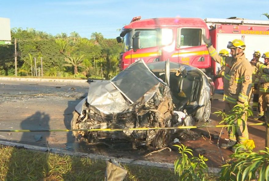 filha-de-vitima-de-acidente-fatal-na-epia-sul2C-no-df2C-vai-ao-local-com-padre