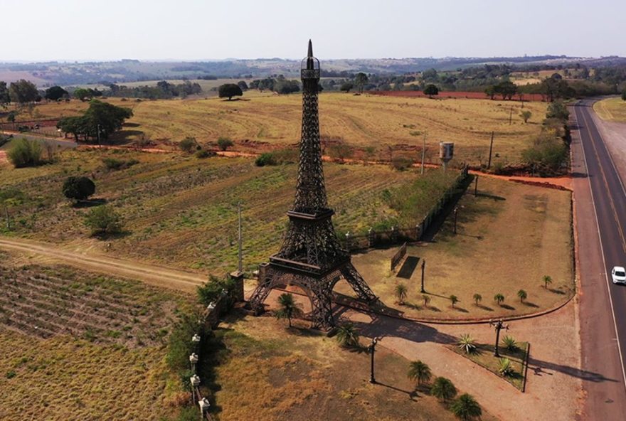 filha-leva-mae-para-realizar-sonho-da-torre-eiffel-no-parana3A-momento-de-felicidade-registrado-em-video