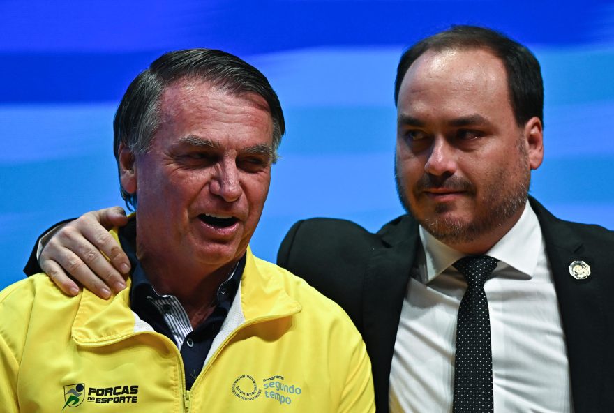 filho-de-bolsonaro-e-impedido-de-acompanhar-pai-e-ve-chegada-no-hospital filho-de-bolsonaro-e-impedido-de-acompanhar-pai-e-ve-chegada-no-hospital