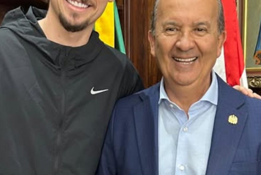 filho-de-bolsonaro-entrega-medalha-imbrochavel-ao-governador-de-santa-catarina