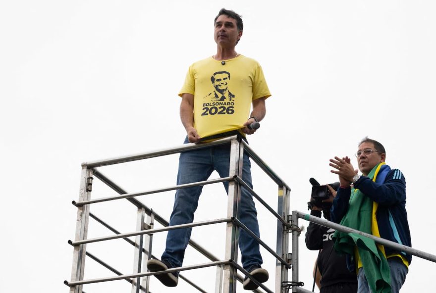 filho-mais-velho-de-jair-bolsonaro-anuncia-apoio-do-pai-para-eleicoes-de-2026