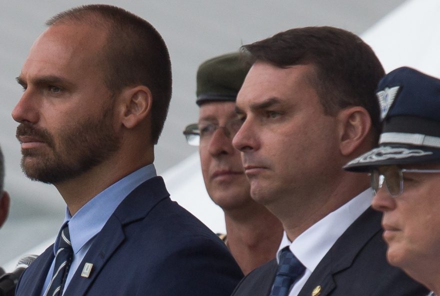 filhos-de-bolsonaro-agem-para-conter-possibilidade-de-voo-presidencial-antecipado-de-tarcisio-em-meio-a-indecisao-do-ex-presidente